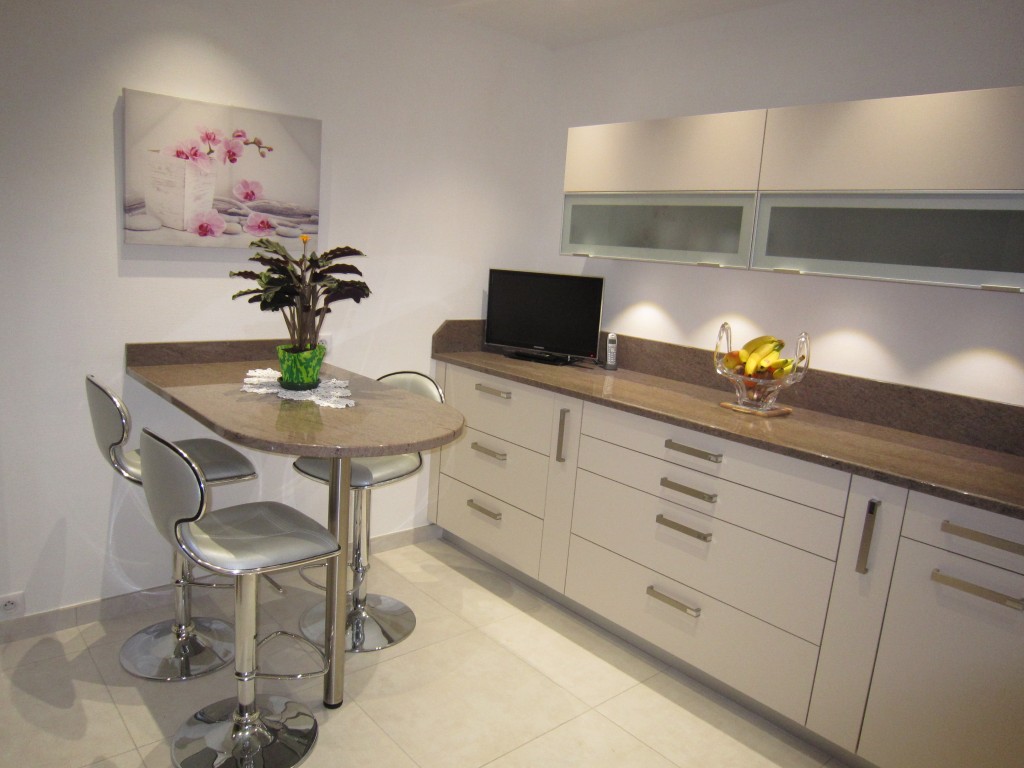 Réalisation cuisines couloir : modèle beige rosé avec plan granit ...