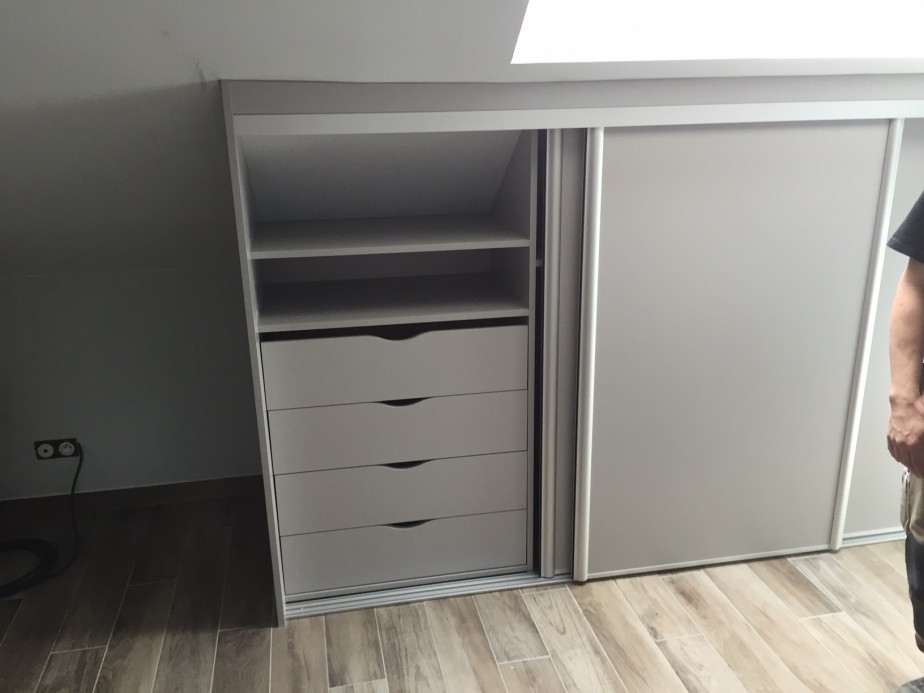 Réalisation Placard sous pente / 3 portes coulissantes Cuisines Couloir